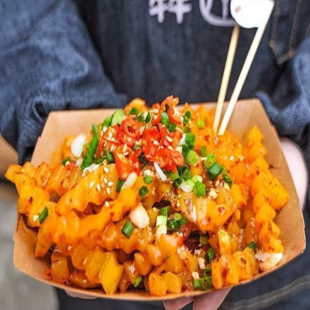 樓下阿姨擺攤賣狼牙土豆日入千 樓下阿姨賣了十幾年的狼牙